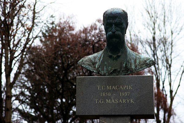 Socha T. G. Masaryka v parku u nábřeží