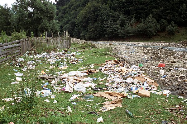 Koločava, nepořádek u řeky Terebly