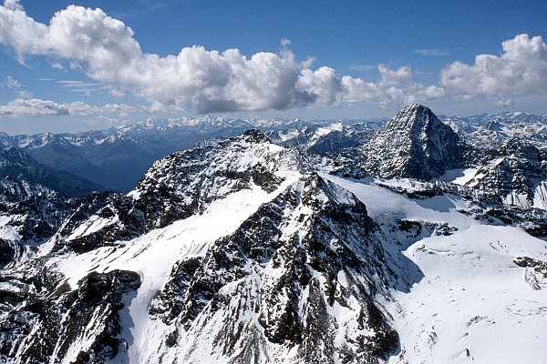 Pohled z Piz Buinu na švýcarské Alpy