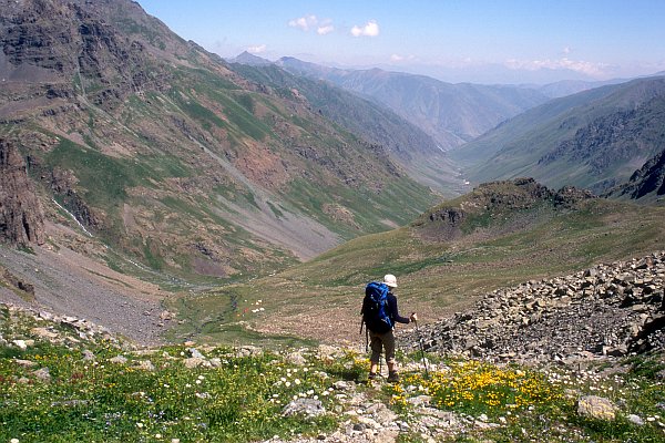 Pohoří Kačkar, sestup do základního tábora