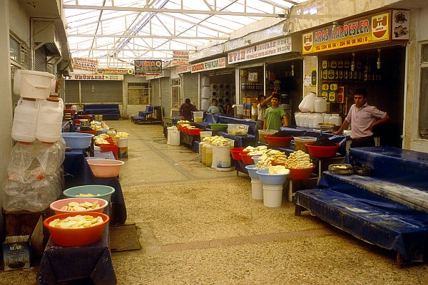 Kurdská metropole Diyarbakir a trh se sýry