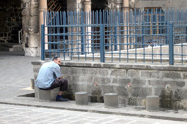 Diyarbakir, nádvoří mešity a očista před modlitbou
