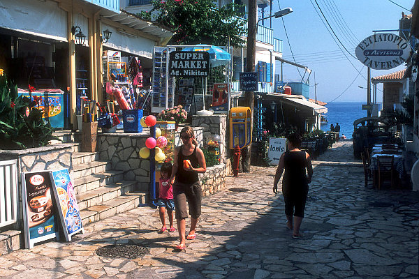 Hlavní ulice v Agios Nikitas