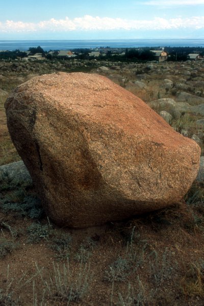 Petroglyfy, v pozadí jezero Isyk-Kul