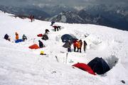 Rusko, Centrální Kavkaz, 17.7.2004, Elbrus, Prijut 11, na příští dny poslední vlídná tvář počasí.