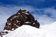 Rusko, Centrální Kavkaz, 19.7.2004, Elbrus, pomníčky na skále vedle bývalého Prijutu 11.