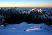 Rusko, Centrální Kavkaz, 20.7.2004, Elbrus, pohled na východ slunce z traverzu do sedla, vlevo Ušba, vpravo Donguz-Orun a Nakra-Tau.