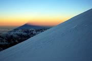 Rusko, Centrální Kavkaz, 20.7.2004, Elbrus, pohled na východ slunce z traverzu do sedla.