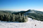 Krkonoše, Vlčí hřeben od Dvoraček, vlevo v pozadí Benecko a Žalý, 18.1.2004,