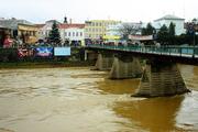 Ukrajina, Zakarpatská oblast, 28.12.2004, Užhorod, rozvodněná řeka Už.