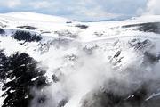 Krkonoše, Úpská jáma ze Sněžky, v pozadí Luční hora, Luční bouda a Stříbrný hřbet, 12.5.2005