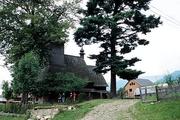 Ukrajina, Zakarpatská oblast, Koločava, 17.8.2005, dřevěný řeckokatolický kostel Sv. Ducha, za minulého režimu muzeum ateismu.