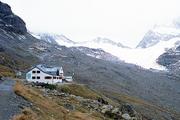 Rakousko, Vorarlbersko, oblast Silvrettagruppe, 1.9.2006, chata Wiesbadener Hütte, vzadu konec ledovce Vermuntgletscher.