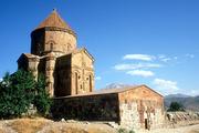 Turecko, 4.8.2007, arménský kostel z roku 915-521 na ostrově Akdamar na jezeře Van.