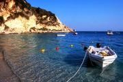 Řecko, Lefkada, 26.6.2008, městská pláž v Agios Nikitas v ranním slunci.