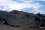 Cesta z Biškeku do Karakolu, petroglyfy, rytiny na balvanech staré 2500 let u měta Čolpon Ata na severní straně jezera Isyk-Kul.