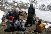 Oodpočinek po výstupu v sedle Ala-Köl, pod námi zamrzlé jezero Ala-Köl.