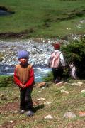 Hrající si děti pastevců v dolině Altyn-Arašan.