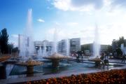 Biškek, hlavní město Kyrgyzstánu a fontány na náměstí Ala Too.