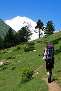 Rusko, Centrální Kavkaz, 7.7.2004, dolina Irik, v pozadí se otevírá první pohled na Elbrus.