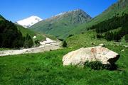 Rusko, Centrální Kavkaz, 7.7.2004, dolina Irik, pohled na Elbrus, z prava se připojuje údolí Irikchat.