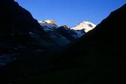 Rusko, Centrální Kavkaz, 8.7.2004, pohled na nasvícený Elbrus z doliny Irik.